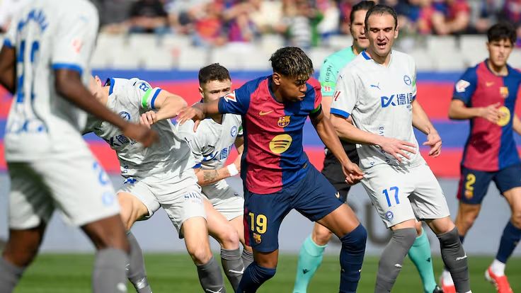 Lamine Yamal on a mazy run against Alaves.